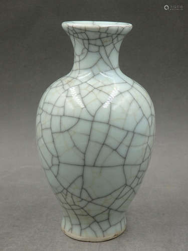 A Chinese Ge-Type Porcelain Vase