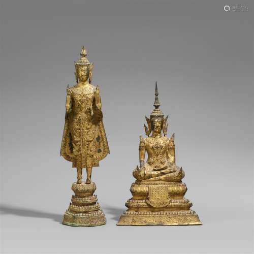 Zwei Figuren eines Buddha im Fürstenschmuck. Bronze, über Schwarzlack vergoldet. Thailand. Ratanakosin, 19. Jh.