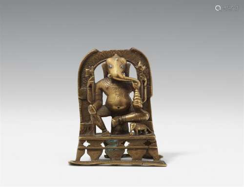 Jain-Altar des Ganesha. Messingfarbene Bronze mit Einlagen aus Silber. Westindien, Gujarat/Rajasthan. Datiert 1458