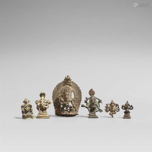 Sechs Figuren des Ganesha. Bronze und Gelbguss. 16./19. Jh.