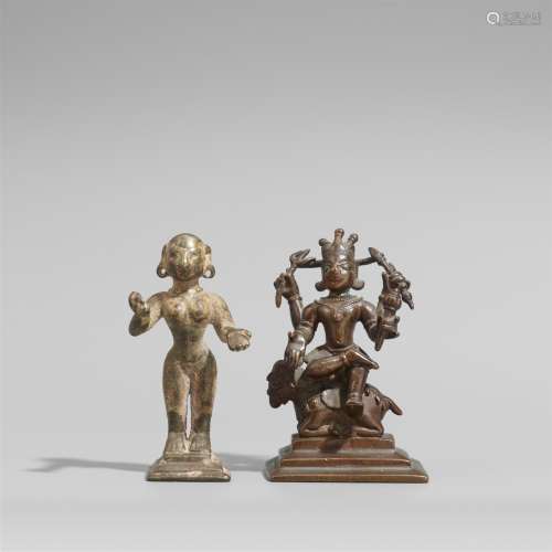 Männliche vierarmige Gottheit auf einem Stier und eine weitere Figur. Bronze. Ostindien. 17./19. Jh.