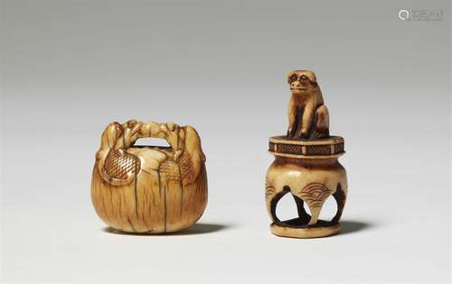 Konvolut von drei Netsuke. Elfenbein und Hirschhorn. 19. Jh.