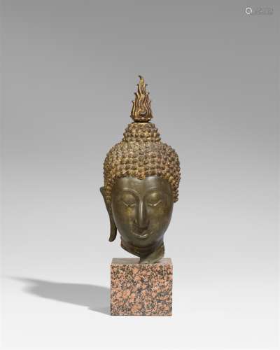 Sehr großer Kopf eines Buddha. Thailand, Sukhothai. 14./15. Jh.