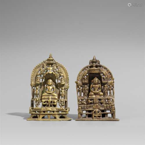 Zwei Jain-Altäre. Gelbguss mit Silbereinlagen. Gujarat/Rajasthan. 15./17. Jh.