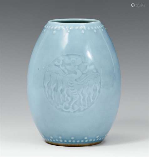 Blau glasierte Vase. 20. Jh.