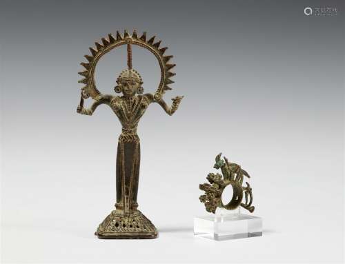 Figur und ein Ritualring. Bronze. Zentralindien, Chhattisgarh, Bastar. 20. Jh.