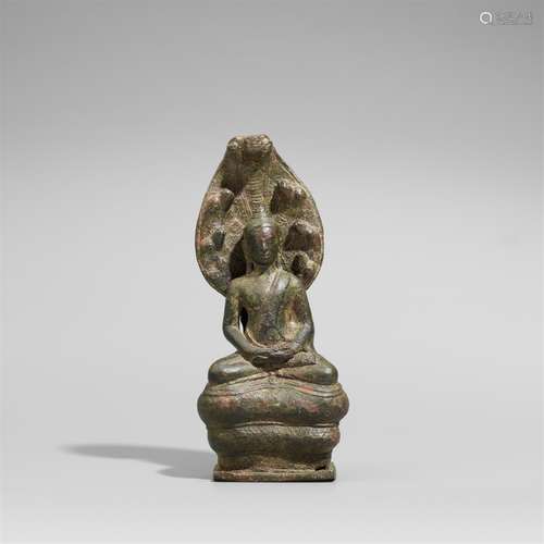 Buddha unter einer naga. Bronze. Kambodscha/Thailand. 12. Jh. oder später