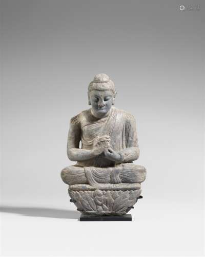 Figur eines Buddha. Grauer Schist. Pakistan, Gandhara. 3. Jh.