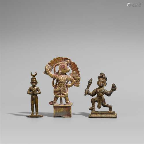 Drei Figuren des Hanuman. Bronze und Gelbguss. Indien. 18./19. Jh.