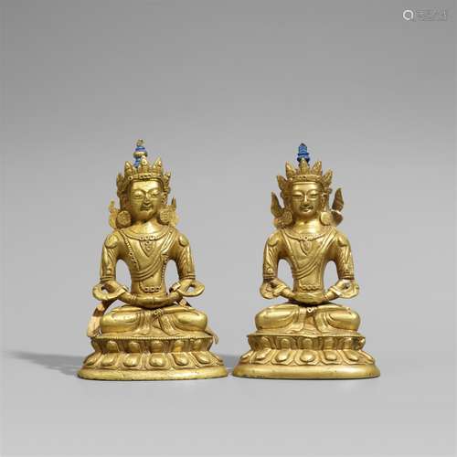 Zwei Figuren des Buddha Amitayus. Gelbguss. Sinotibetisch. 19. Jh.