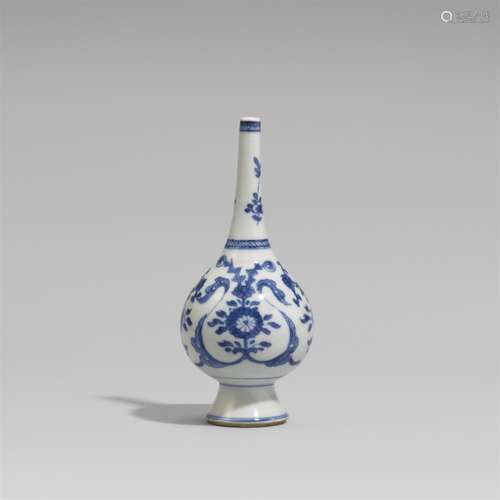 Blau-weiße Rosenwasserflasche. Kangxi-Periode (1662-1722)