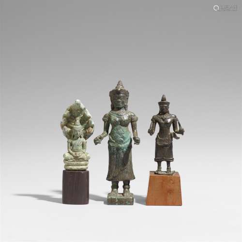 Drei kleine Figuren. Bronze. Kambodscha. 12./13. Jh.