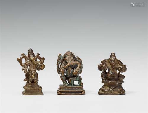 Drei Figuren des vierarmigen Ganesha. Bronze. Südindien. 17./19. Jh.