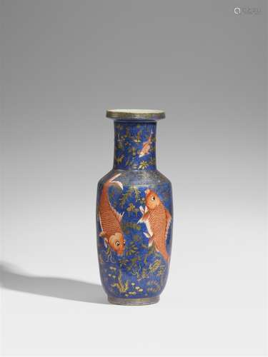 Puderblaue Vase mit eisenrotem Fischdekor. 19. Jh.