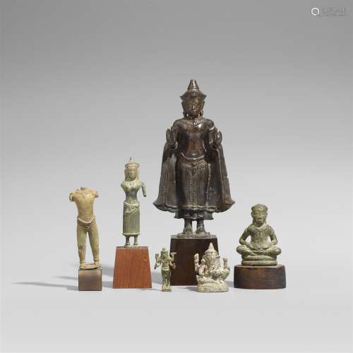 Sechs Figuren. Bronze. Kambodscha/Thailand. Im Stil des 12. Jh. und später