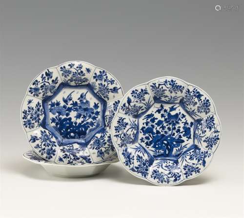 Drei blau-weiße Teller. Kangxi-Periode (1662-1722)