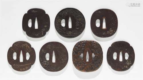 Sechs tsuba aus Eisen und zwei aus Kupfer. 19. Jh.