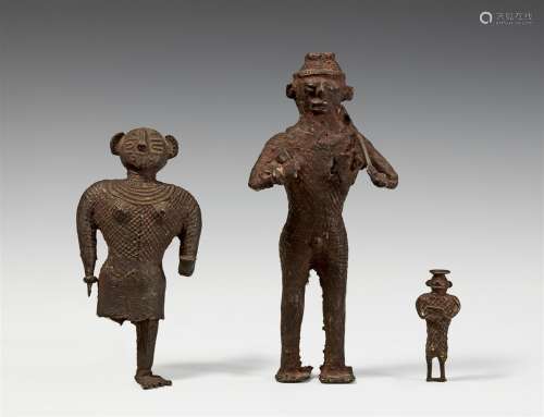 Drei stehende Figuren. Bronze. Zentralindien, Orissa/Andhra Pradesh-Grenzgebiet. Maliah-Kondh-Stamm. 20. Jh.