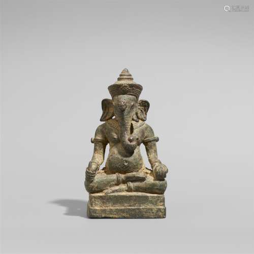 Figur eines sitzenden Ganesha. Bronze. Kambodscha. Im Stil des 12./13. Jh.