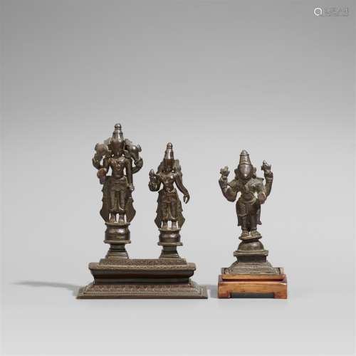 Altar mit vierarmigem Vishnu und Lakshmi und ein Vishnu avatara. Bronze. Südindien. 17./19. Jh.
