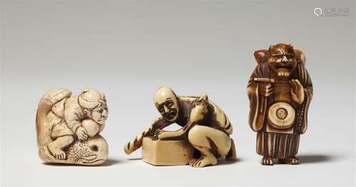 Drei Netsuke, Elfenbein. Spätes 19. Jh.