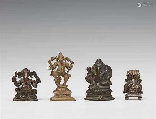 Vier Figuren des vierarmigen Ganesha. Bronze/Gelbmetall/Silber. Südindien. 17./20. Jh.