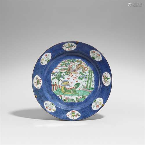 Famille verte-Teller mit puderblauem Fond. Kangxi-Periode (1662-1722)