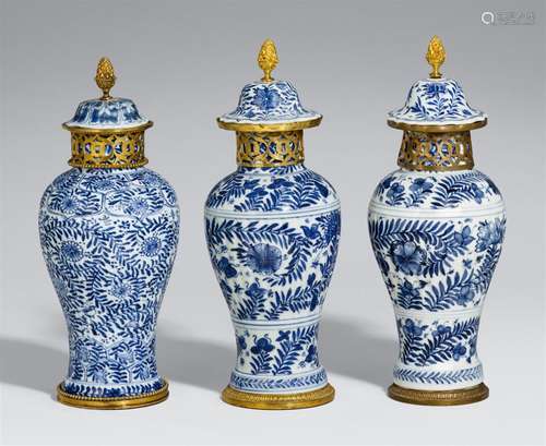 Drei blau-weiße Deckelvasen. Kangxi-Periode (1662-1722)