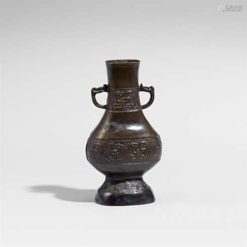 Birnförmige Vase vom Typ hu. Bronze.Song-/Yuan-Zeit, ca. 12./14. Jh.