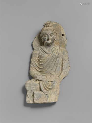 Figur eines Buddha. Grauer Schist. Pakistan, Gandhara. 2./3. Jh.