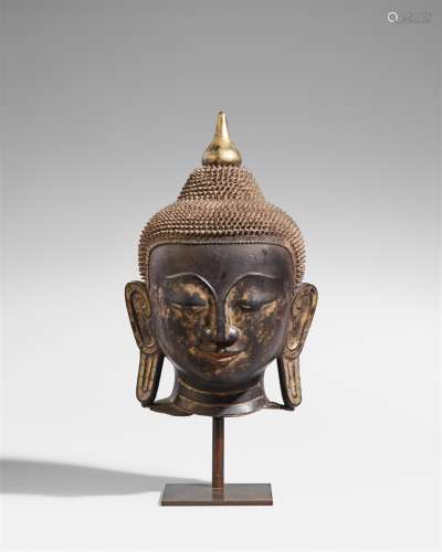 Sehr großer Kopf eines Buddha. Trockenlack, Lack und Spiegelglas. Birma, Shan-Stil. 19. Jh.