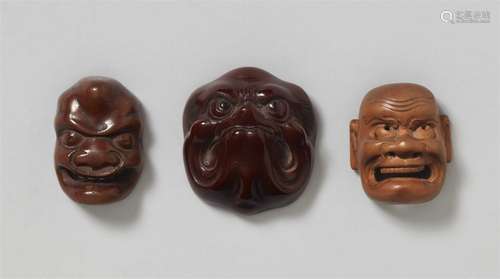 Drei Masken-Netsuke. Holz. 19. Jh.