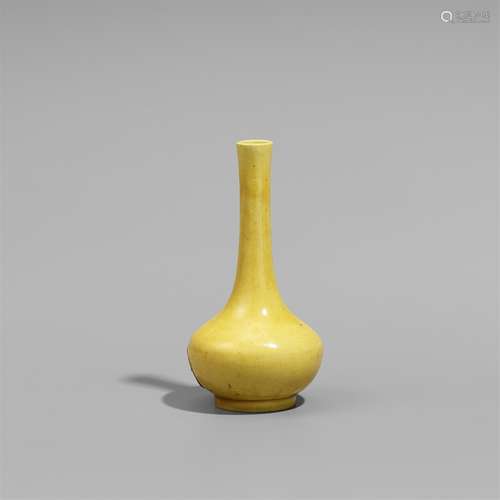 Miniaturvase mit gelber Glasur. Kangxi-Periode (1662-1722)