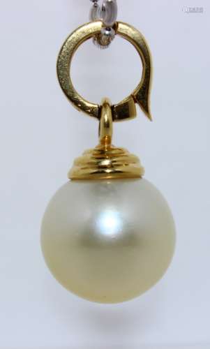 A Pearl Diamond Gold Pendant