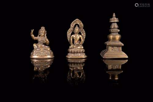 Ensemble comprenant deux statuettes et une stupa en bronze Tibet - XVIIe-XIXe siècle