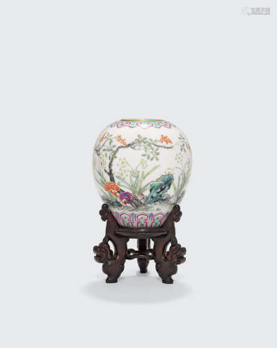 Shen de tang zhi mark A small famille rose enameled vase