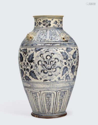 Le dynasty, 15th/16th century A rare massive blue and white storage jar