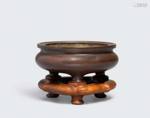 Xuande seven-character mark, 18th century A cast bronze censer