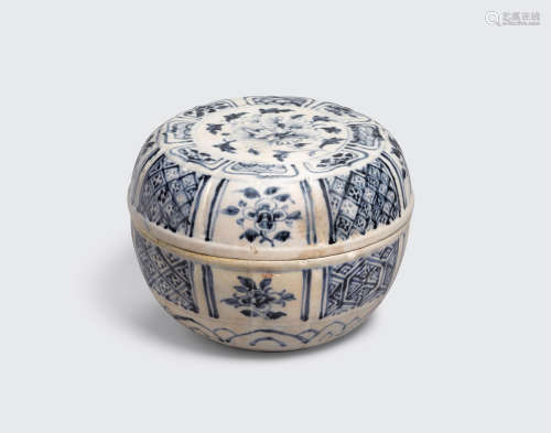 Le Dynasty, 15th/16th century A large blue and white circular box and cover