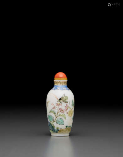 Guyue Xuan mark An enameled glass snuff bottle