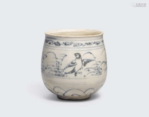 Le dynasty, 15th/16th century A small blue and white beaker