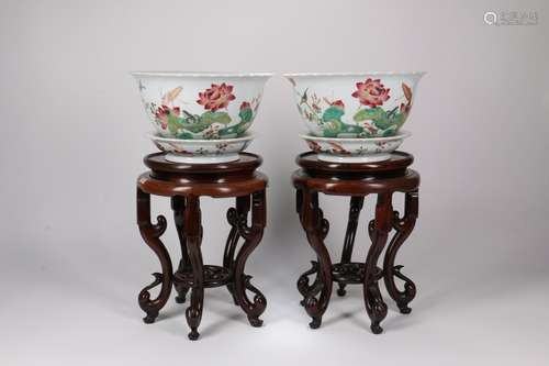 A Pair of Chinese Famille-Rose Porcelain Jars with Stand