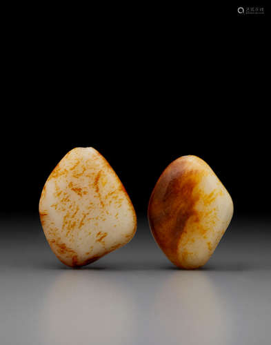 Two pebble-form jade snuff bottles