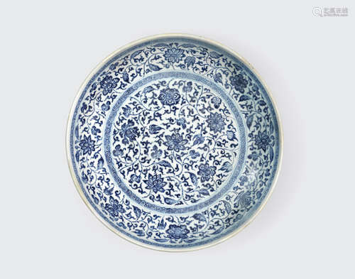 18th century A Ming style blue and white deep dish