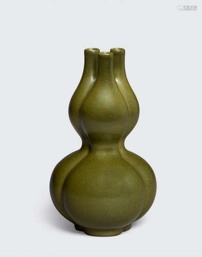 Qianlong mark A tea dust glazed double-gourd three-necked vase