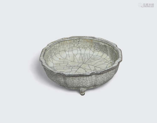 A guan-style lobed and footed dish