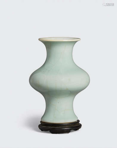 Late Qing/Republic period A crackle glazed porcelain vase