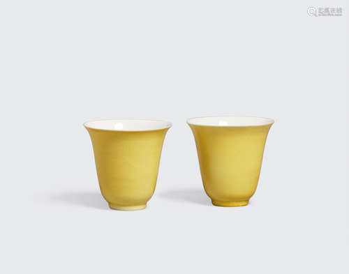 Late Qing dynasty A pair of yellow glazed cups