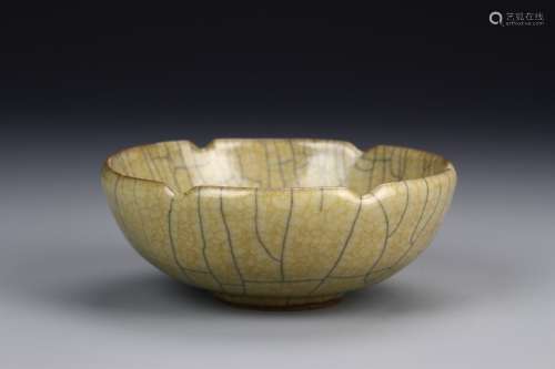Chinese Crackled Floral-Rim Geyao Bowl
