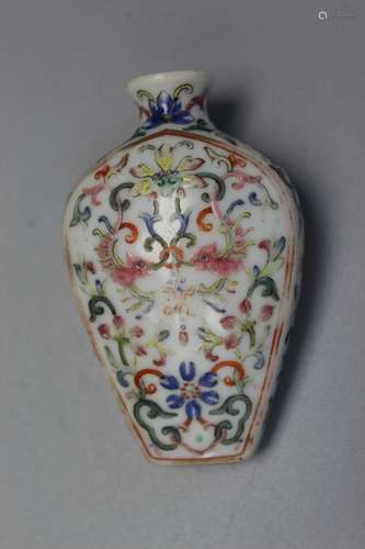 Chinese famille rose porcelain snuff bottle, Jiaqing